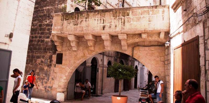 Jalanan di kota tua Bari, Apulia, Italia
