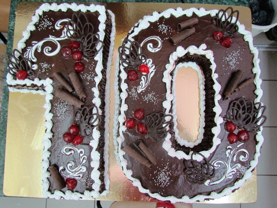 Gâteau pour un anniversaire de mariage 10 ans sous forme de numéros 10