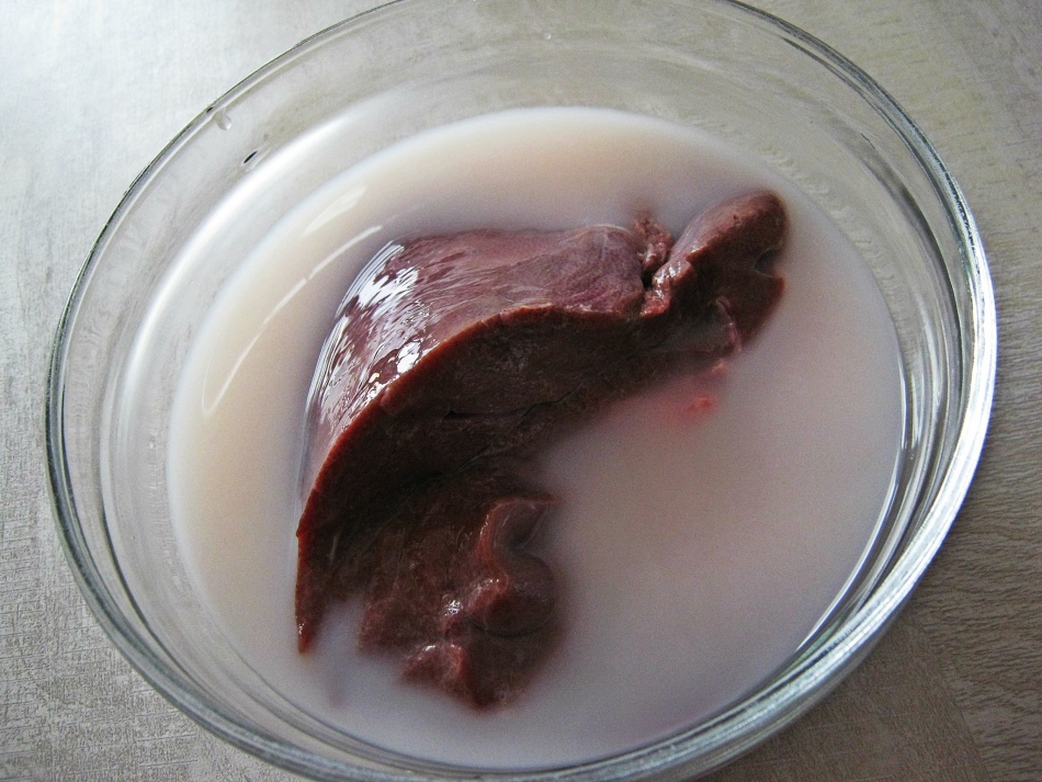 How much pork liver, beef and chicken need to be soaked in milk, water: tips