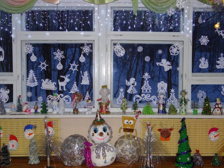 Idées de décoration d'une fenêtre en utilisant des pochoirs pour la nouvelle année, exemple 3