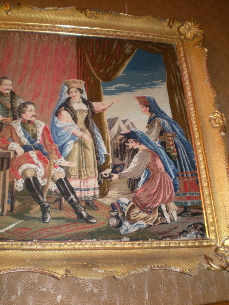 В квартире-музее можно увидеть уникальную вышитую бисером картину пушкинской эпохи, принадлежавшую еще бабушке жены немировича-данченко