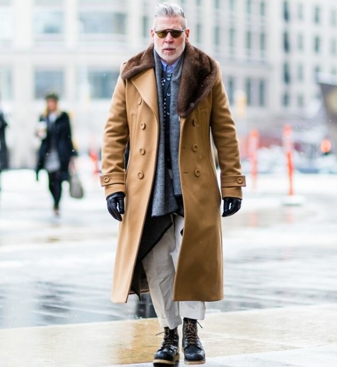 С чем носить пальто мужчине зимой