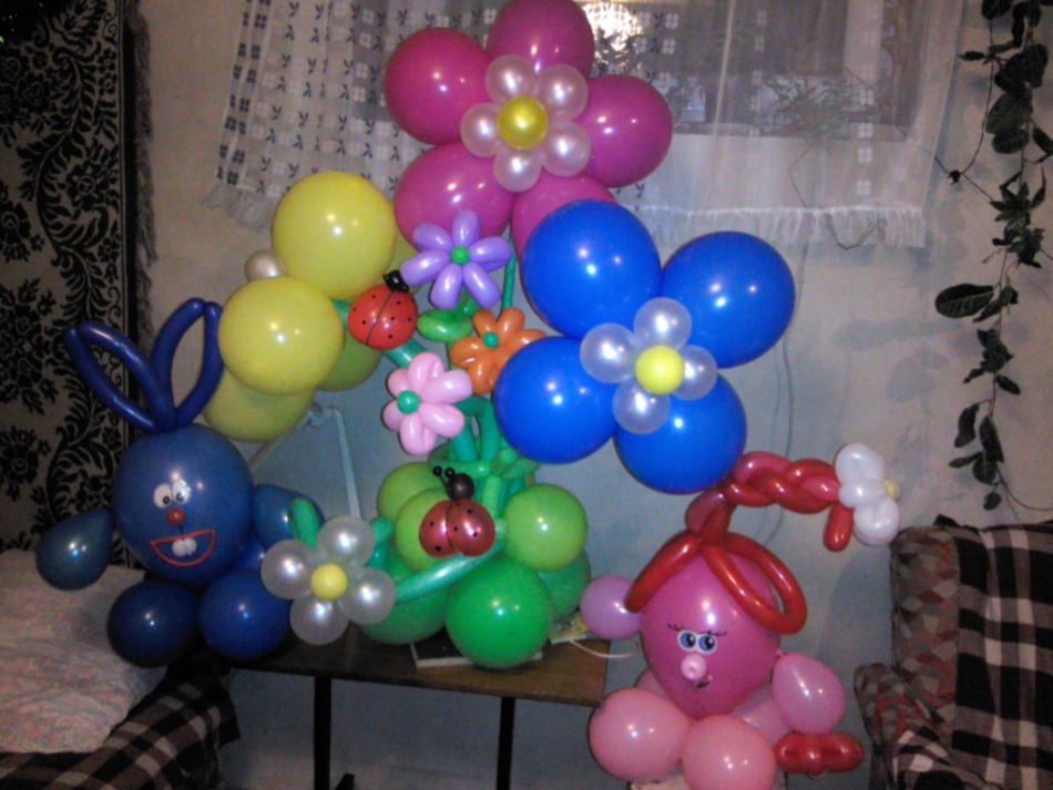 Цветочная композиция из воздушных шаров