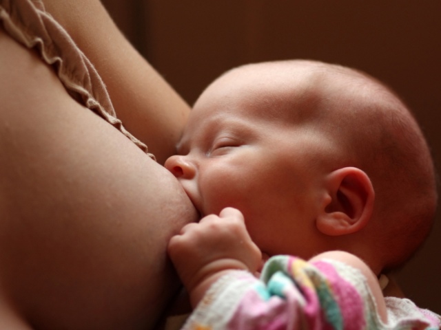 Combien mange un nouveau-né? Nourrir un enfant par mois