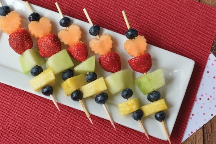 Fruit frais sur une brochette