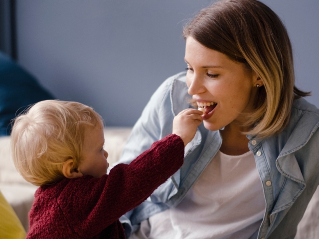 Aberglaube und Zeichen über Kinder. Zeichen über ein Kind, das in einem Schaltjahr mit Zähnen, Haaren geboren wurde