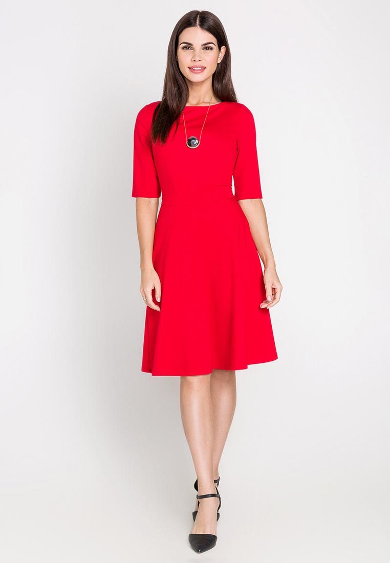 Rdeča preprosta obleka za korporativno zabavo iz Betsije