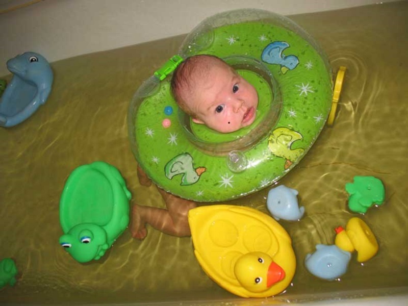 Use children's toys to attract the attention of the baby