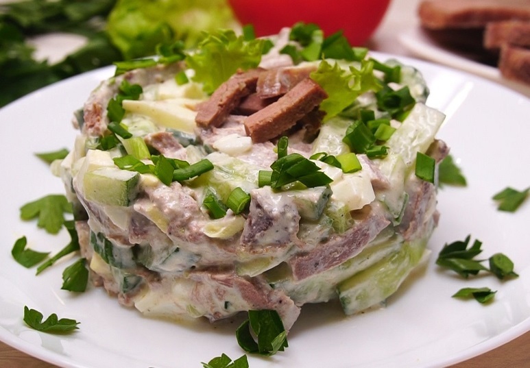 Вкусный новогодний салат из говяжьего языка