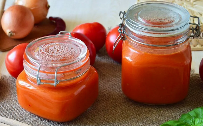 Delicious homemade ketchup with onion without vegetable oil