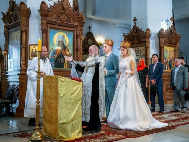 Llegue accidentalmente a la boda en la iglesia: Omen