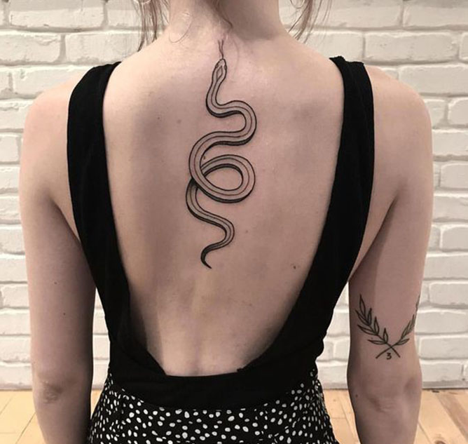 Татуировка вдоль позвоночника в виде змеи