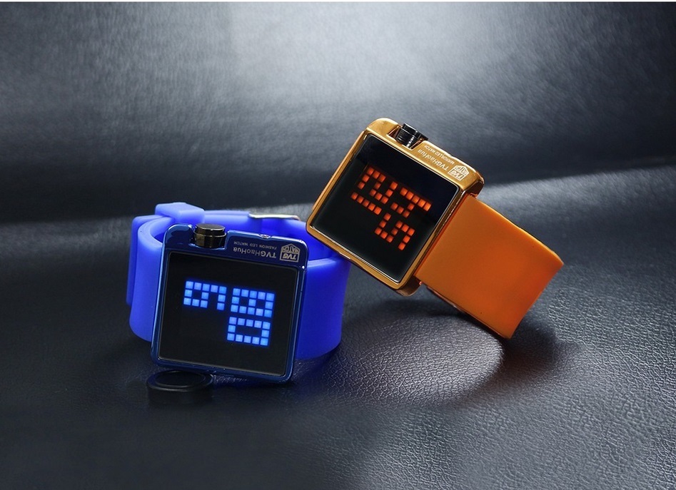 Relojes azul y naranja de TVG