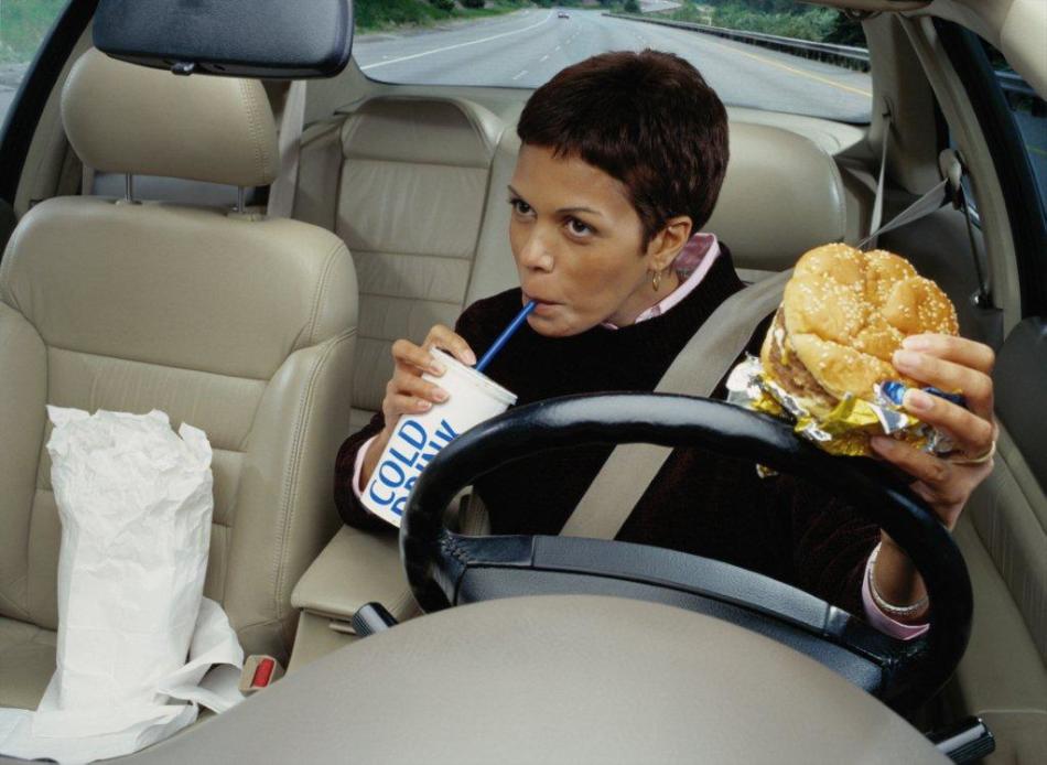 Le fast-food affecte l'estomac vide particulièrement dur