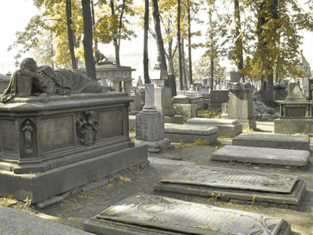 Зевать на кладбище: приметы. Почему на кладбище хочется зевать?