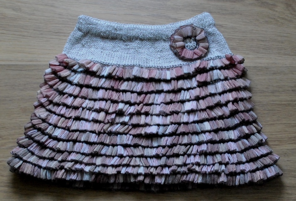 Игривая юбка из ленточной пряжи, выполненная спицами