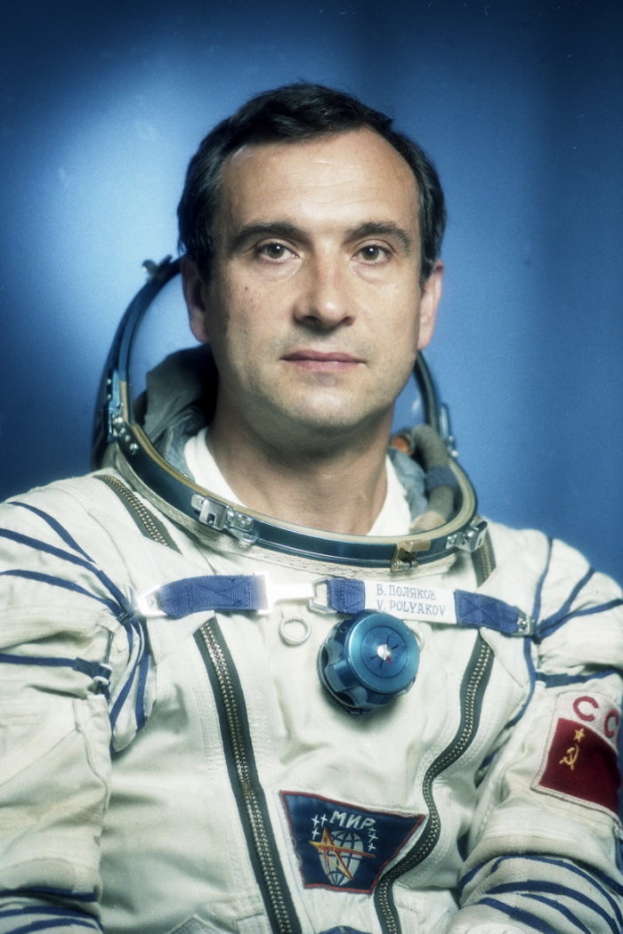 Известный представитель фамилии поляков валерий - космонавт