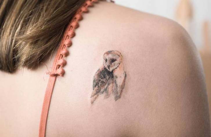 Gyönyörű tetoválások madarakkal egy vállpengén
