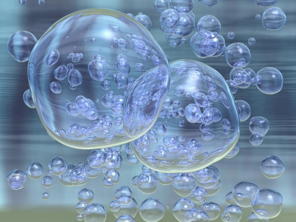 Гигантские мыльные пузыри в окружении маленьких собратьев