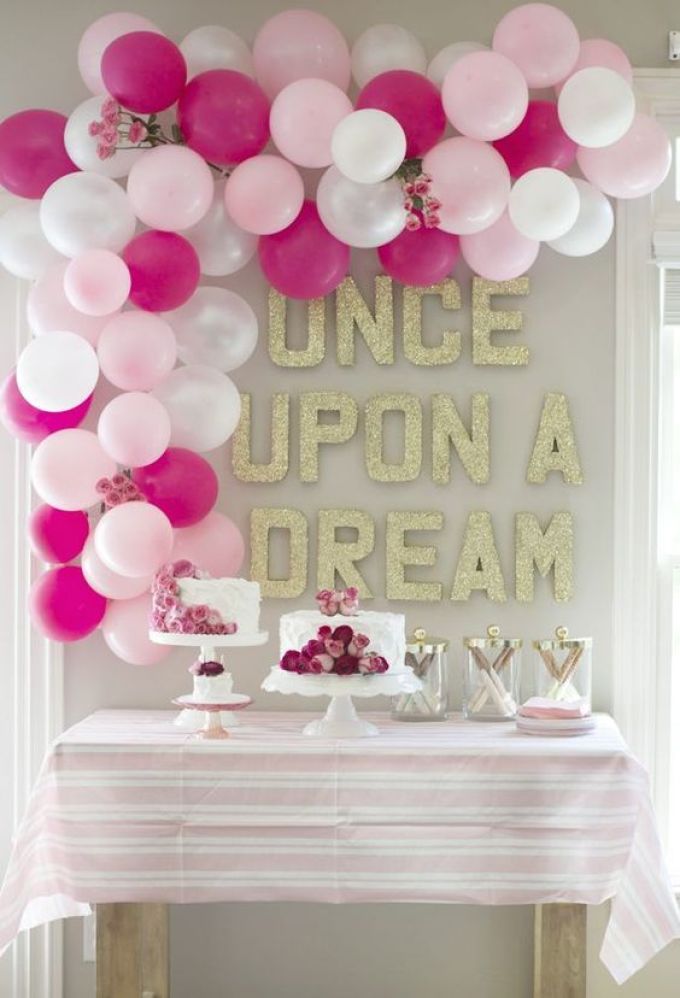 Ready -made ideas for decorating weddings with garlands from balls, example 4
