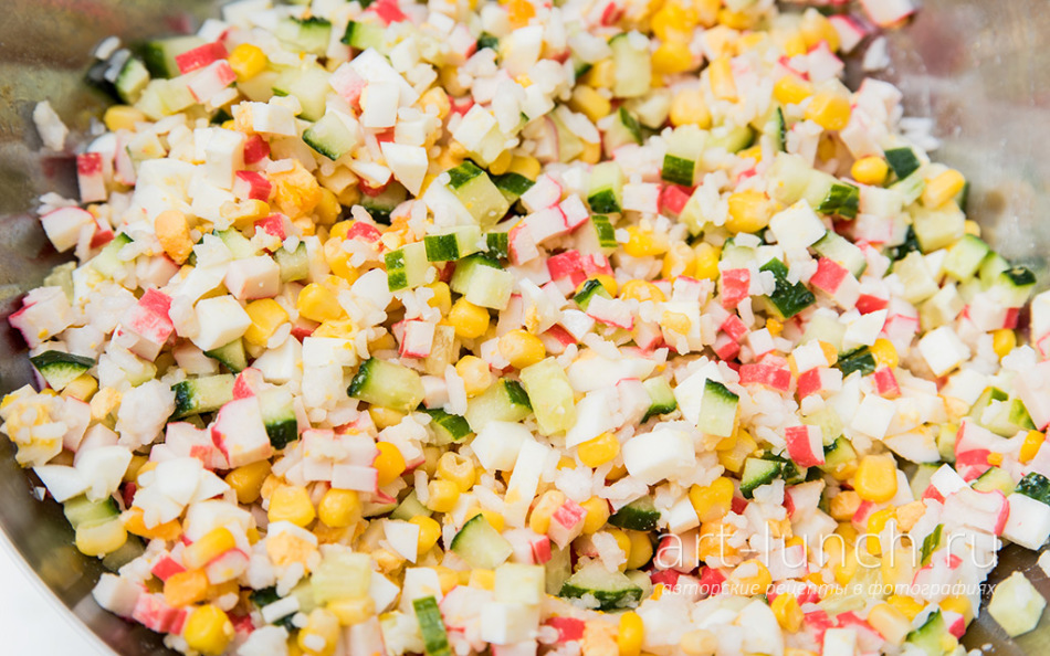 Ensalada olivier con palitos de cangrejo y maíz