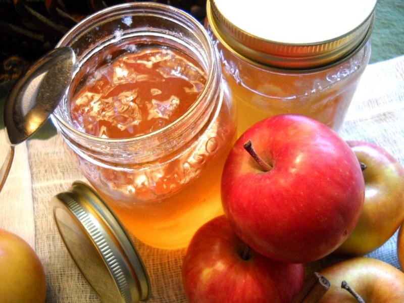 Marmelade von Äpfeln mit Zitrone hat eine angenehme Säure und Zitronenaroma