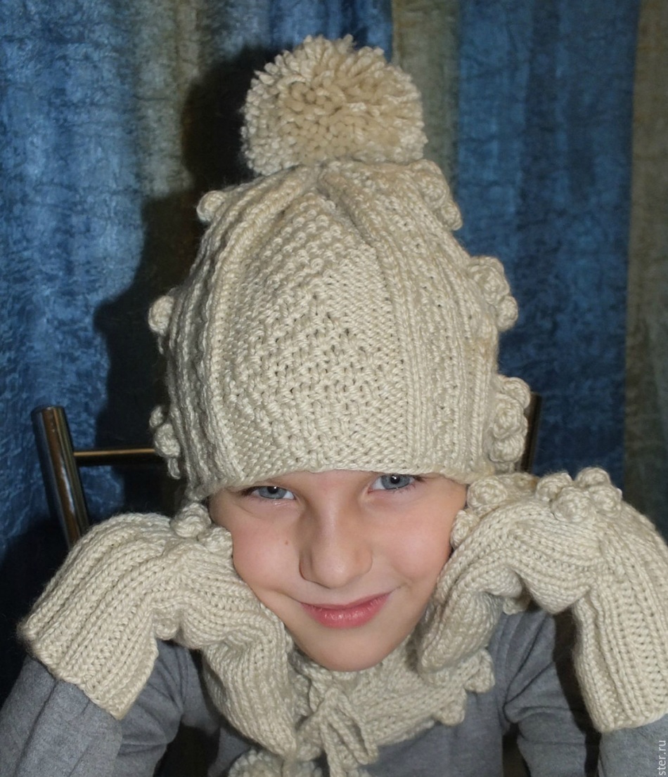 Вязаный спицами комплект для ребенка - шапка, шарф, варежки, пример 11