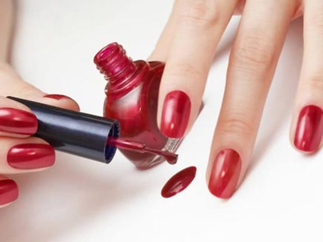 Comment sécher rapidement le vernis sur les ongles? Comment sécher rapidement l'acrylique, le vernis en gel, le vernis ordinaire à la maison?