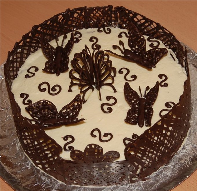 Торт огражден шоколадом
