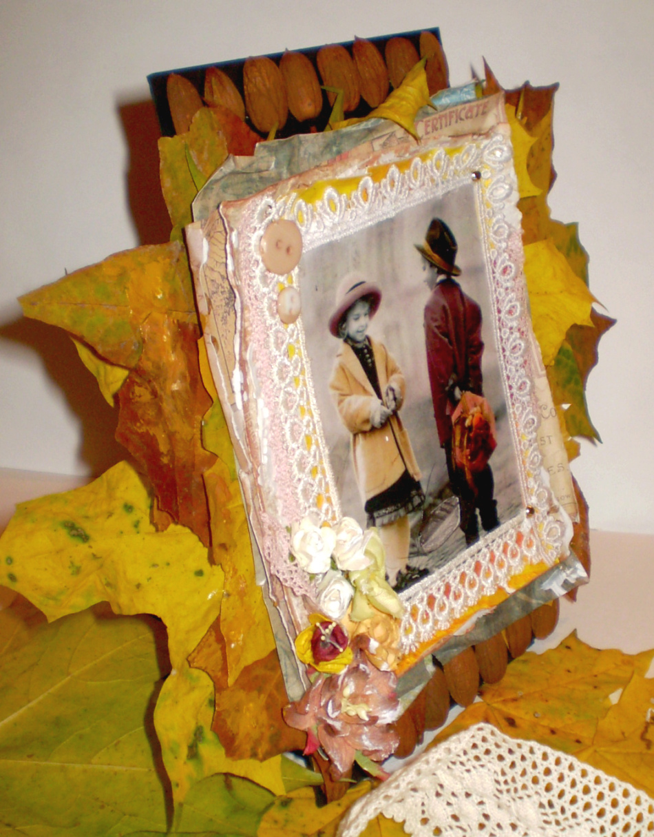 En plus des feuilles, le cadre d'automne peut être décoré de tresse et de boutons