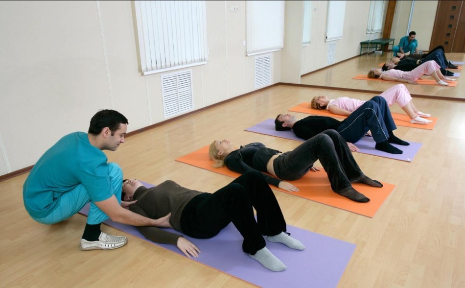 Spondylarthrose - Gymnastique thérapeutique: exercices avec des photos