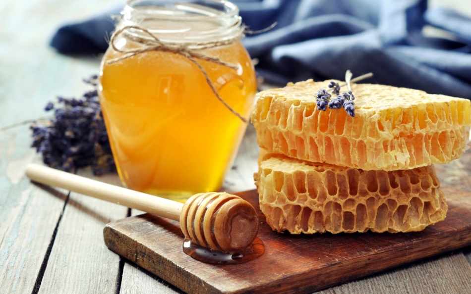 Why is honey relaxed, foam, bubbling, darkens during storage?