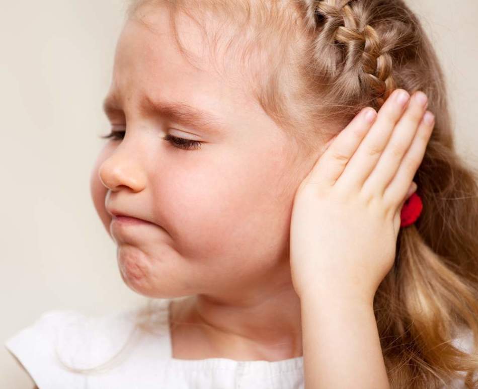 The main symptom of acute average otitis media in a child is an intense pain in the ear