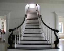 Népi jelek a lépcsőn: Találkozó a lépcsőn, esés, átjut a lépcsőn, üljön a lépcsőnel - magyarázza el a legnépszerűbb jeleket