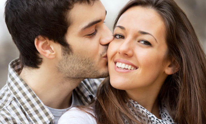Ο άντρας αγκαλιάζει και φιλάει τη γυναίκα στο μάγουλο όταν συναντηθεί