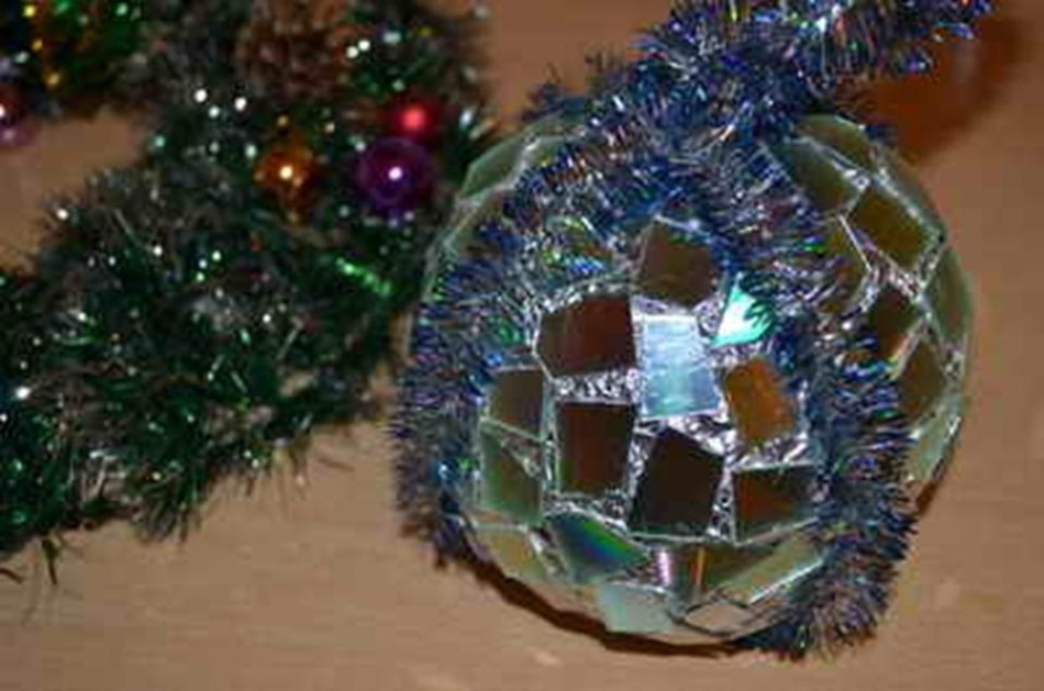 Идеи декора новогоднних шаров из дисков, пример 15