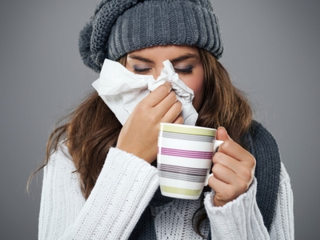 7 choses qui exacerbent les symptômes du rhume: quelle est la mieux à ne pas faire?