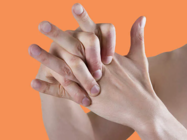 Apakah berbahaya bagi jari -jari yang berderak di tangan orang dewasa dan anak -anak: apa yang akan terjadi jika itu berderak setiap hari? Bagaimana cara menghilangkan kebiasaan berderak dengan jari -jari Anda?