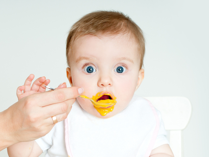 Если ребенок отказывается пробовать новую для него пищу, то не стоит настаивать - ненадолго отложите дегустацию