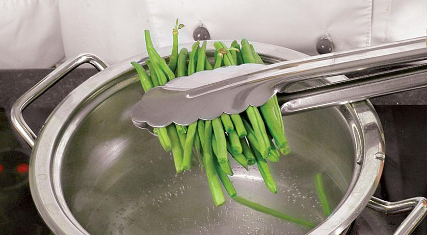 Puoi aggiungere sale, pepe, foglie di baia all'acqua per cucinare fagioli di asparagi.