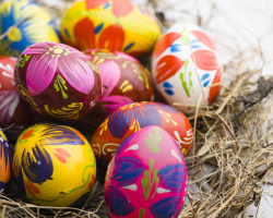 Qui ne peut pas peindre des œufs sur Pâques? Puis-je peindre des œufs sur Pâques dans une année de saut? Où mettre de vieux œufs de Pâques des icônes?