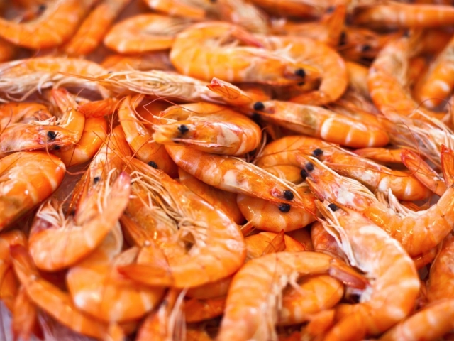 Est-il possible de manger des crevettes crues - des avantages et des dommages possibles. Que faire si vous mangez une crevette crue?