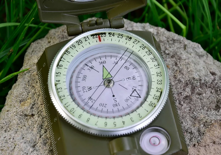 Compass for determining the sides of the horizon