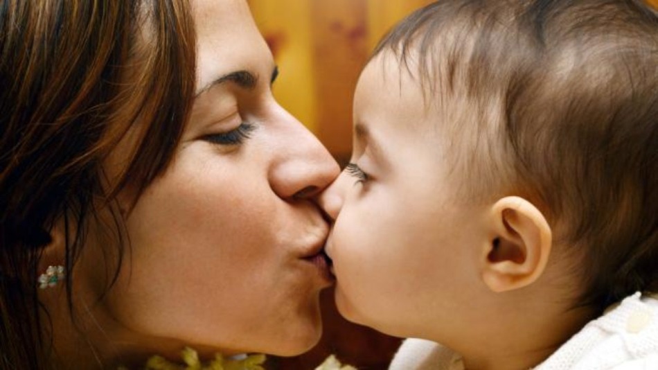 Почему нельзя целовать детей в губы: приметы