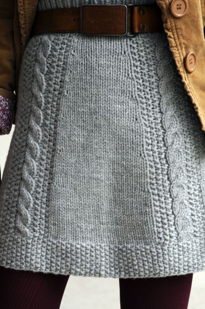 Belle version d'une jupe pour les femmes tricoter