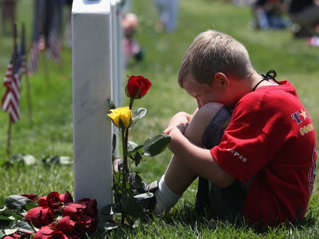 Можно ли с маленькими детьми ходить на кладбище? С какого возраста детям можно кладбище?