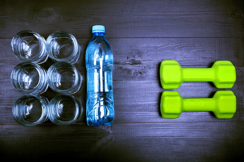 Wasser, richtige Ernährung und Sport, um den Stoffwechsel zu beschleunigen.