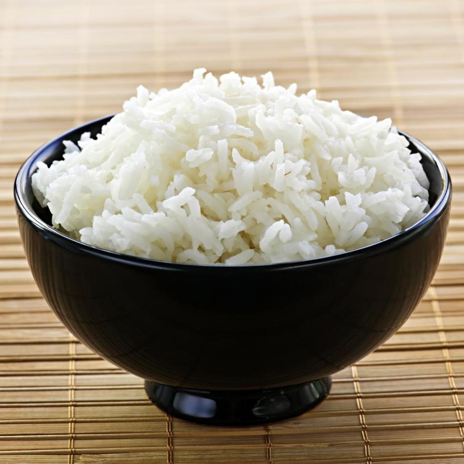 Nasi akan membantu membersihkan pori -pori dan memutihkan kulit