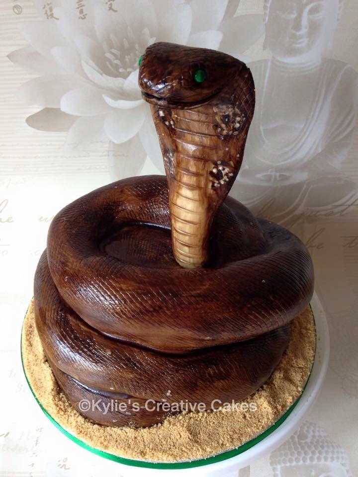 Торт в виде змеи