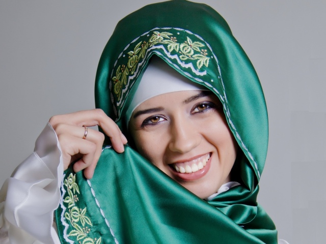 Hogyan lehet megtanulni egy sálat kötni a muszlim fejére helyesen és szépen? Hogyan csapnak be egy tűt egy muszlim sálra? A kendő viselésének módjai a muszlim fején. Lányok muszlimok sálakban a fejen: Fotó